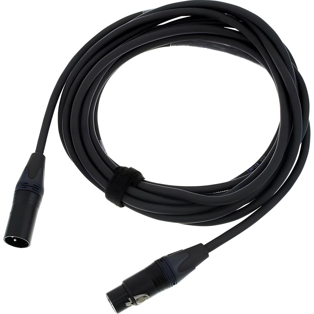 Un cavo XLR nero con due connettori, arrotolato e fissato con velcro.