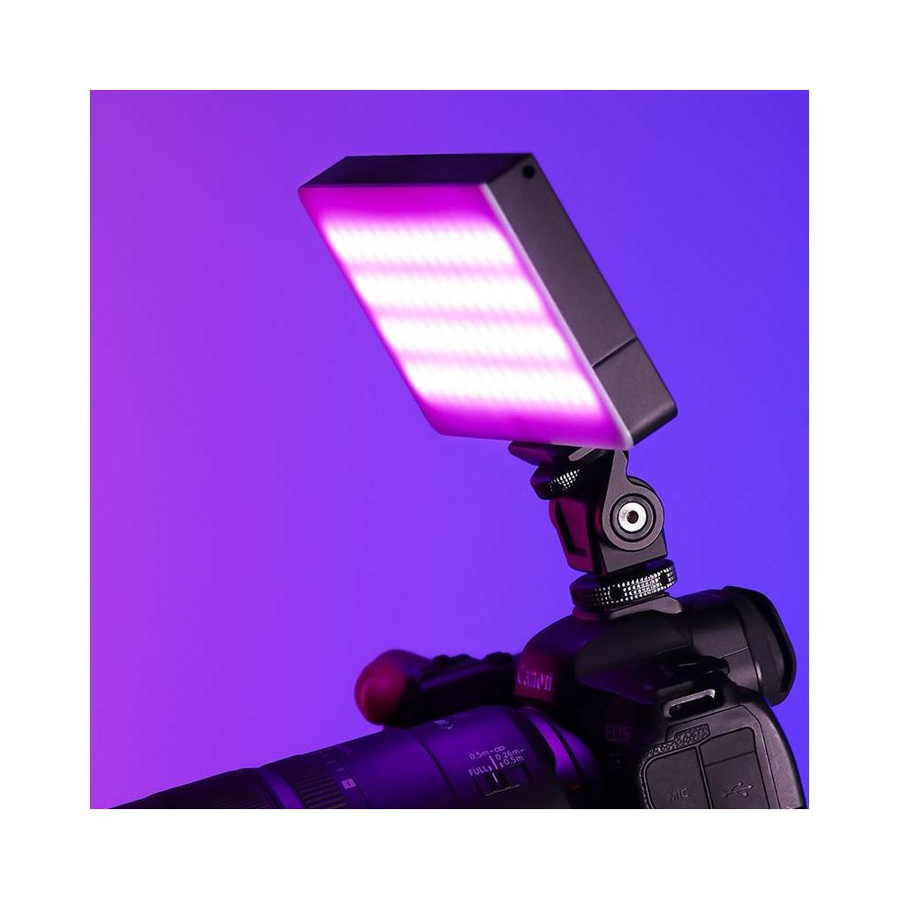 Małe różowe światło LED na aparacie na fioletowym tle.