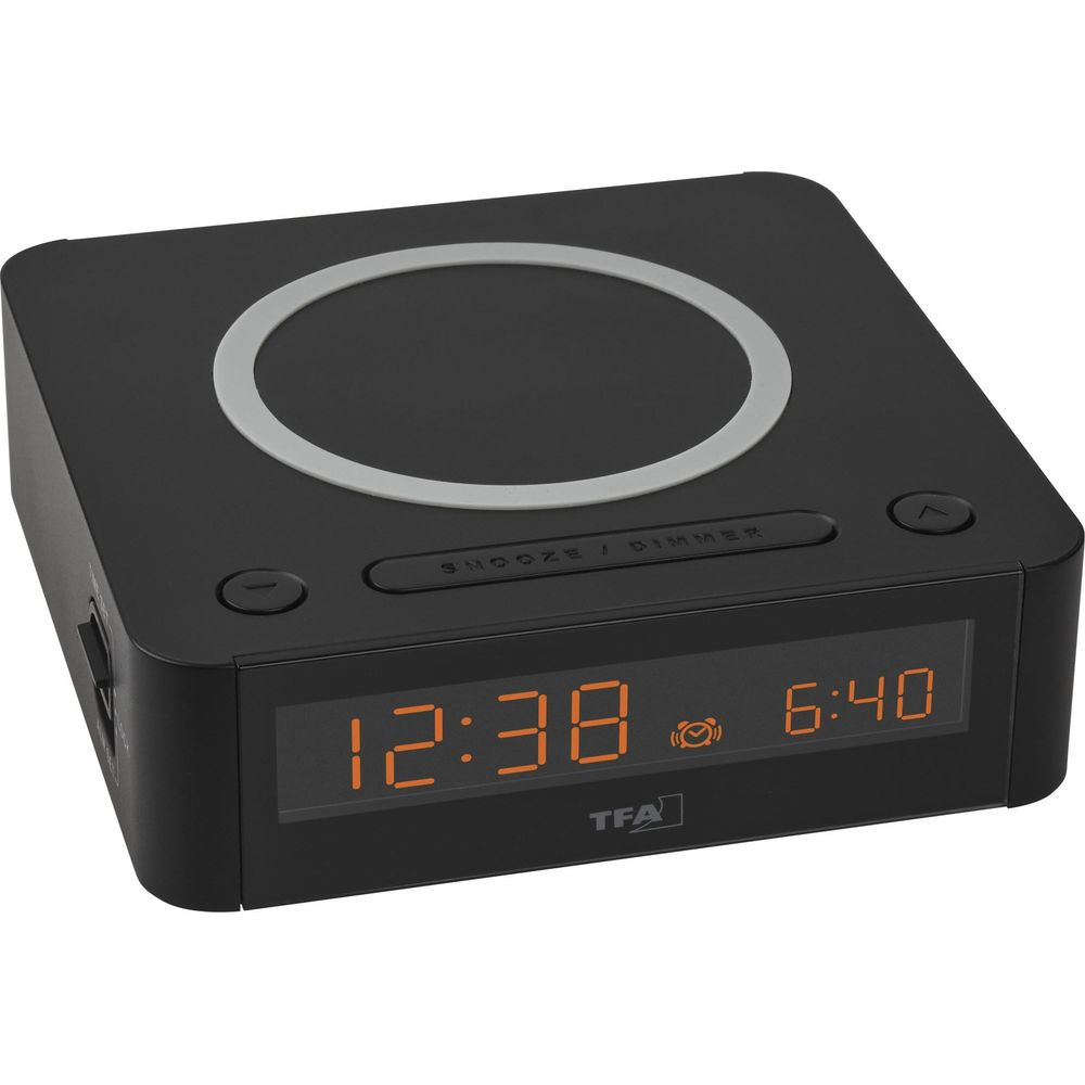 Schwarzer digitaler Wecker mit orangefarbener Anzeige und Snooze/Dimmer-Taste.