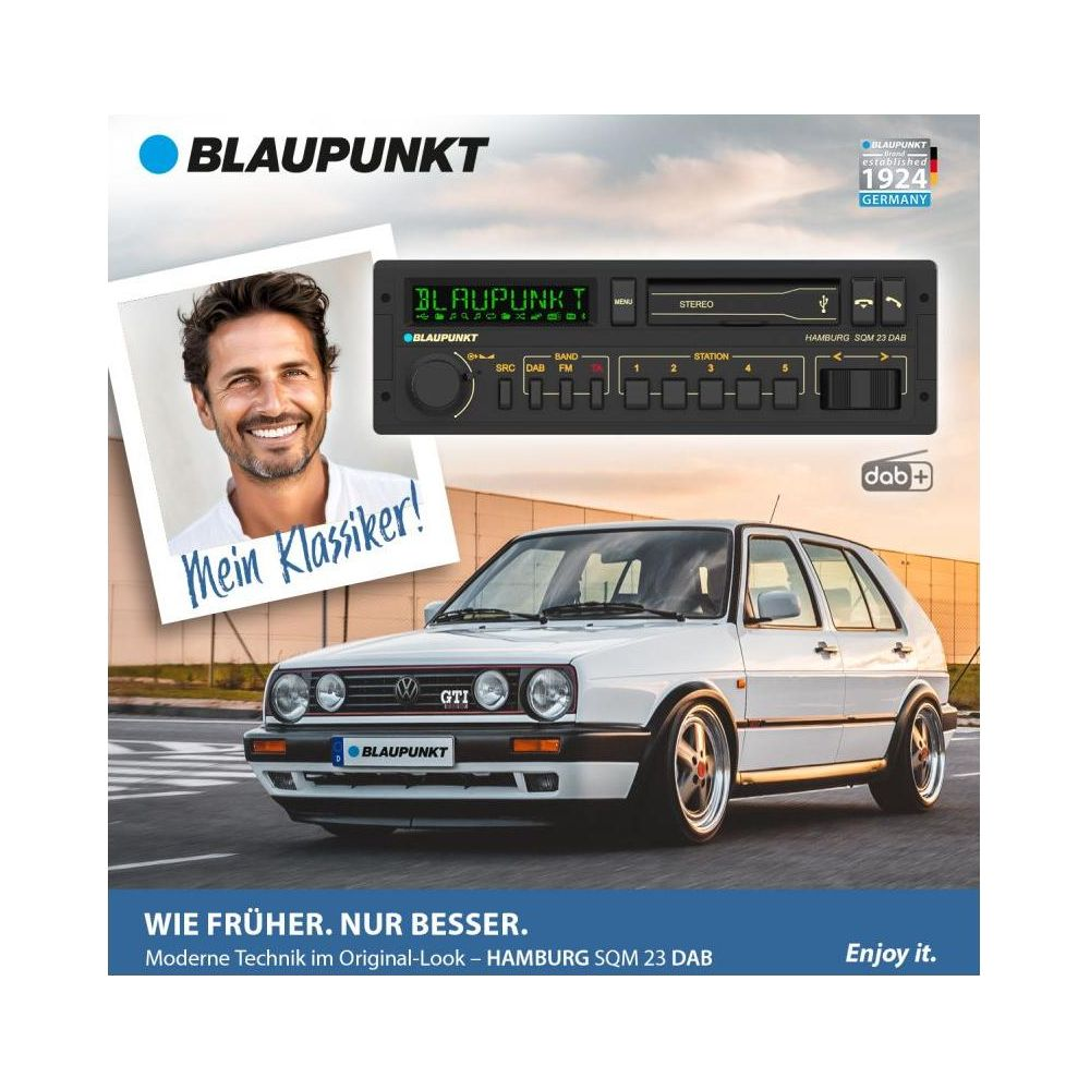 VW Golf GTI blanche avec autoradio Blaupunkt et homme souriant.