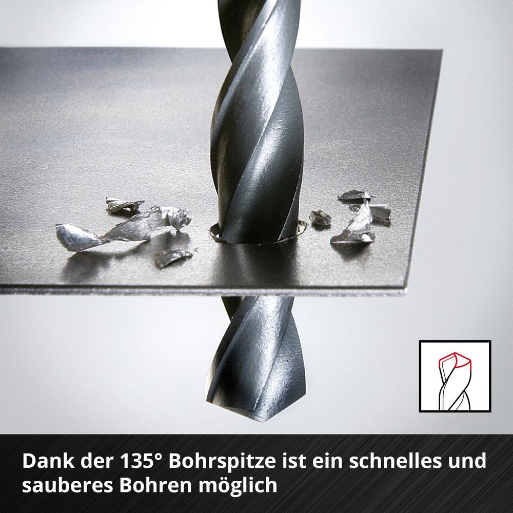 Ein Metallbohrer bohrt durch eine Metallplatte, Späne fliegen.