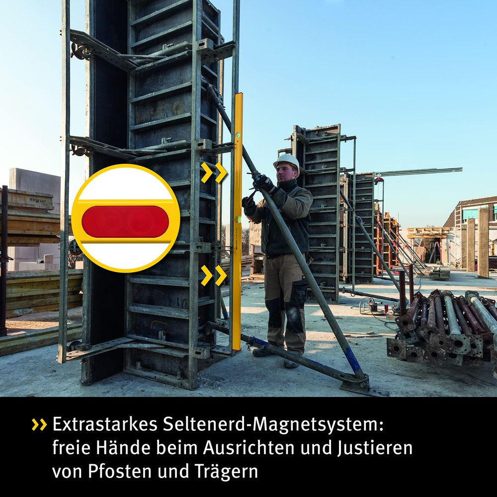 Bauarbeiter richtet mit Wasserwaage eine Schalung aus.