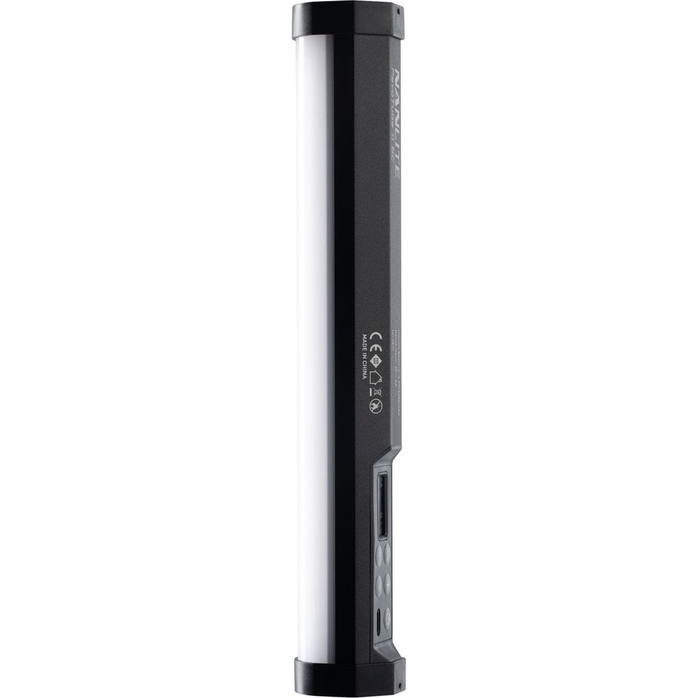 Un bâton lumineux LED noir cylindrique émettant une lumière blanche. Détails sur le côté.