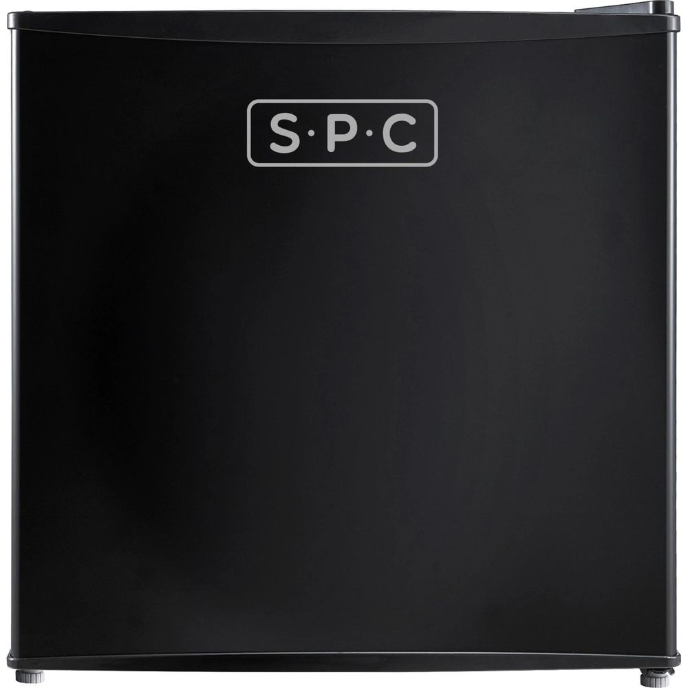 Ein schwarzer Mini-Kühlschrank mit dem S.P.C.-Logo auf der Vorderseite.