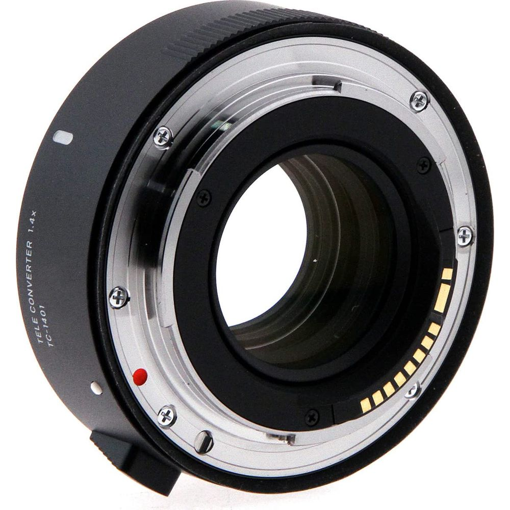 Schwarz Telekonverter TC-1401 1.4x mit Metallkontakten auf weißem Hintergrund.