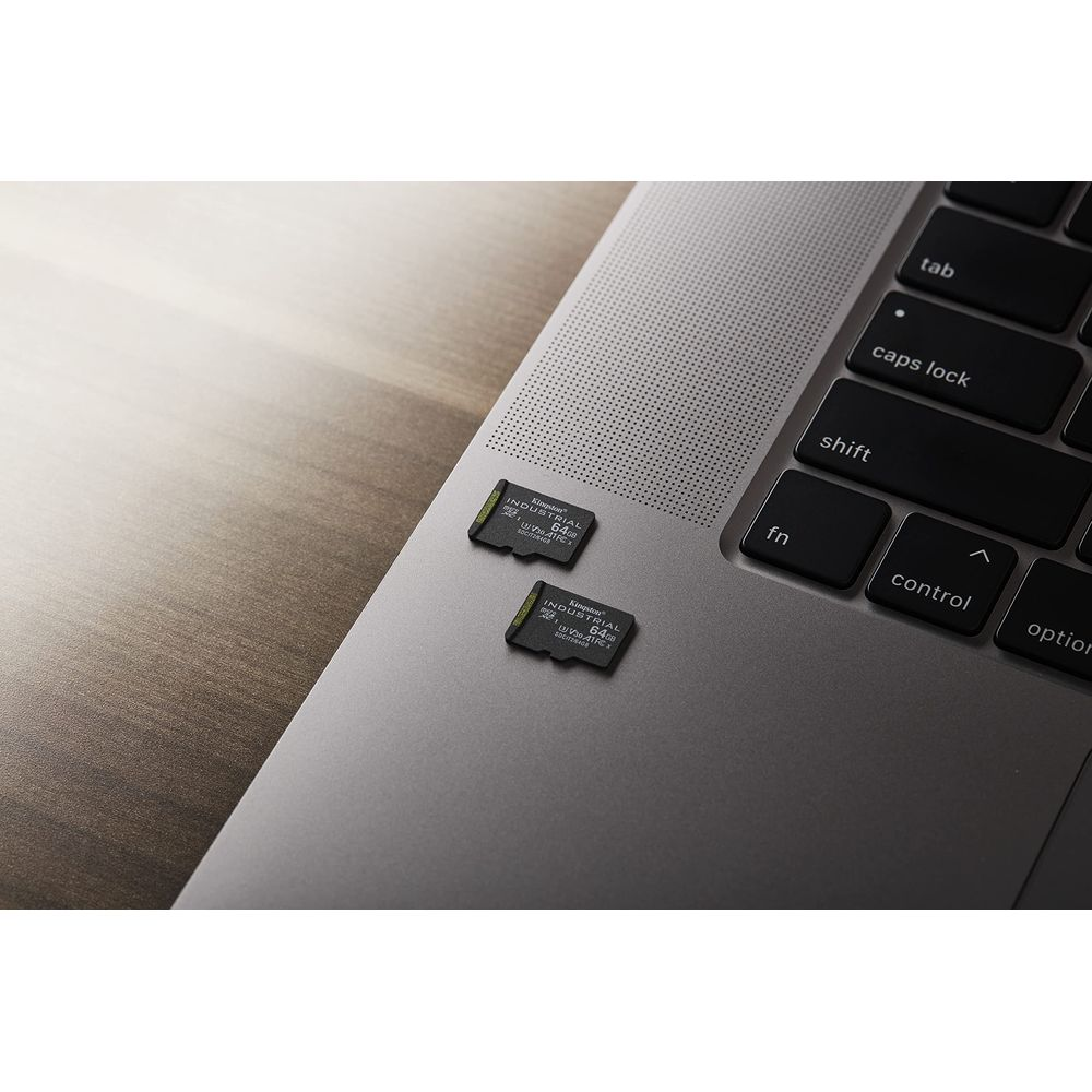 Zwei Kingston Industrial SD-Karten auf einer Laptop-Tastatur.