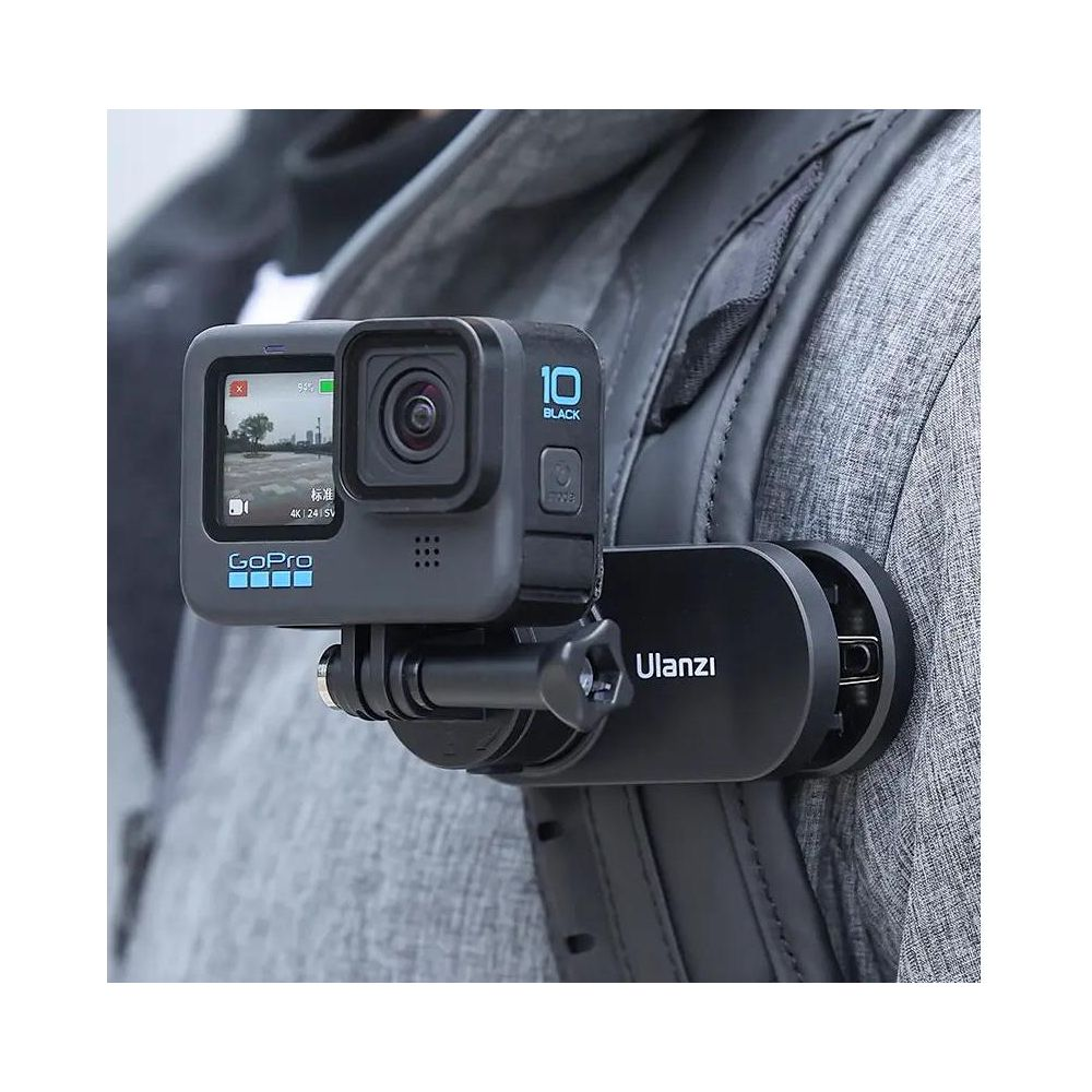 Kamera GoPro 10 Black jest przymocowana do szarego plecaka.