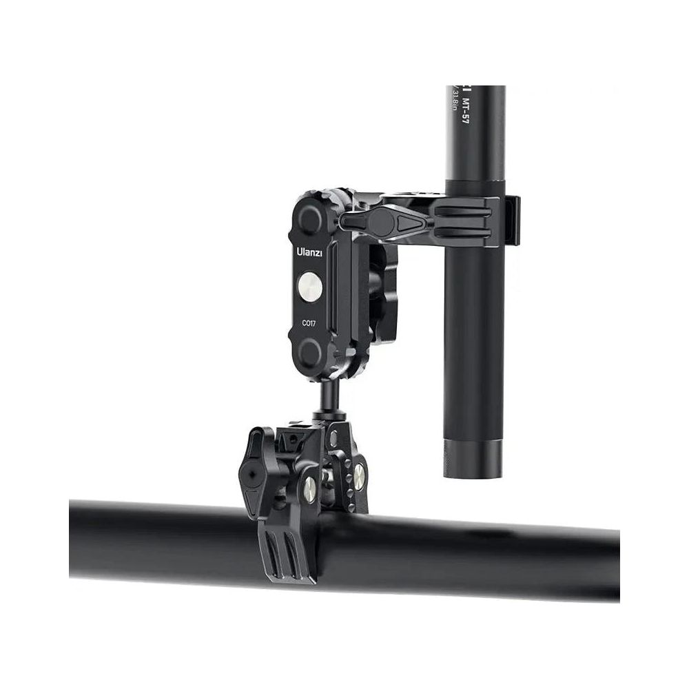 Ulanzi mocuje się do ciemnego pręta, trzymając czarny mikrofon.