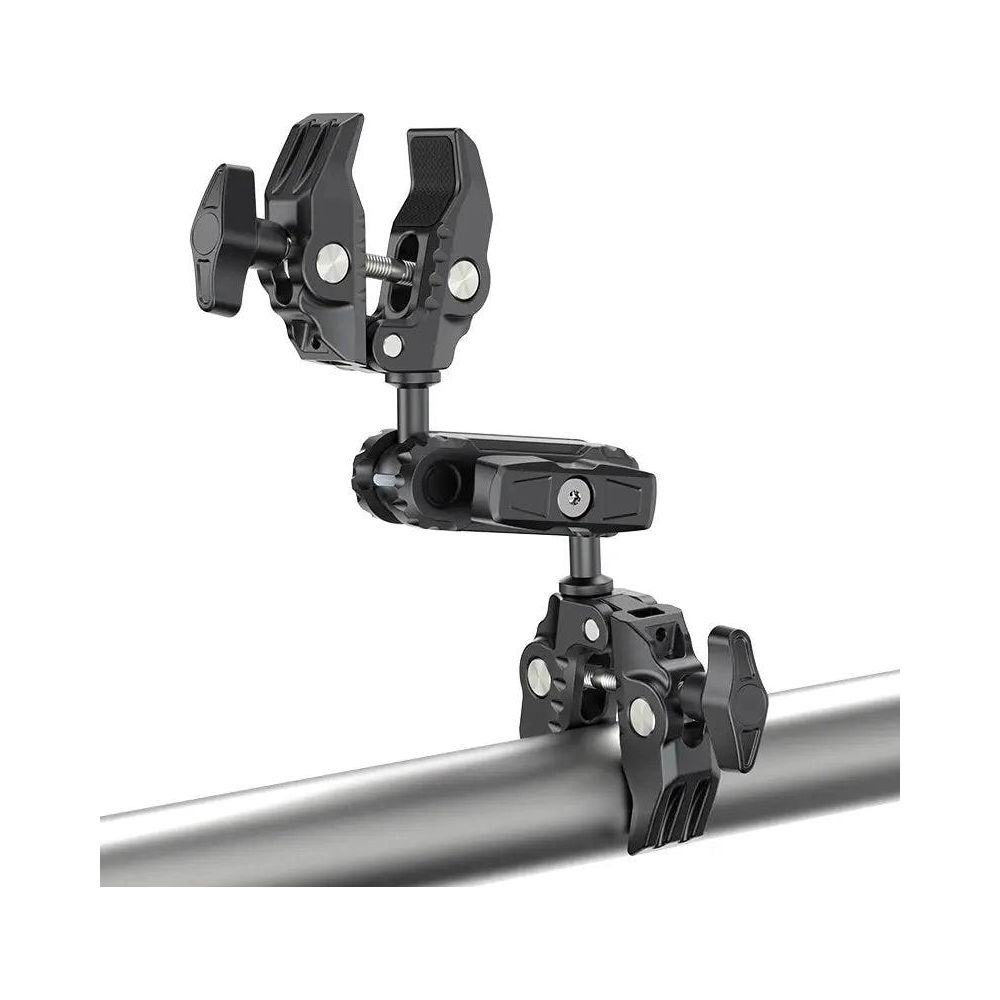 Czarny adapter mocowania z zaciskiem przymocowany do metalowego pręta.