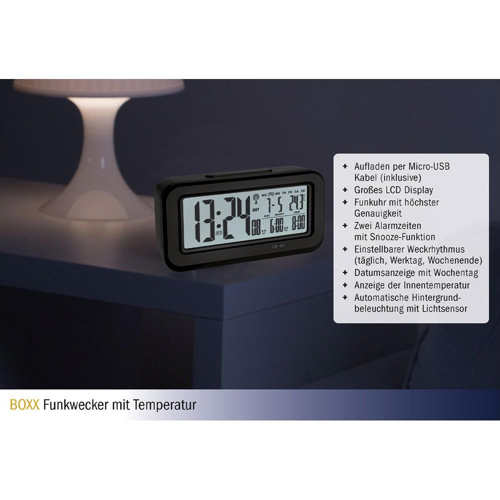 Schwarzer Digitalwecker auf Nachttisch mit heller Lampe im Hintergrund.