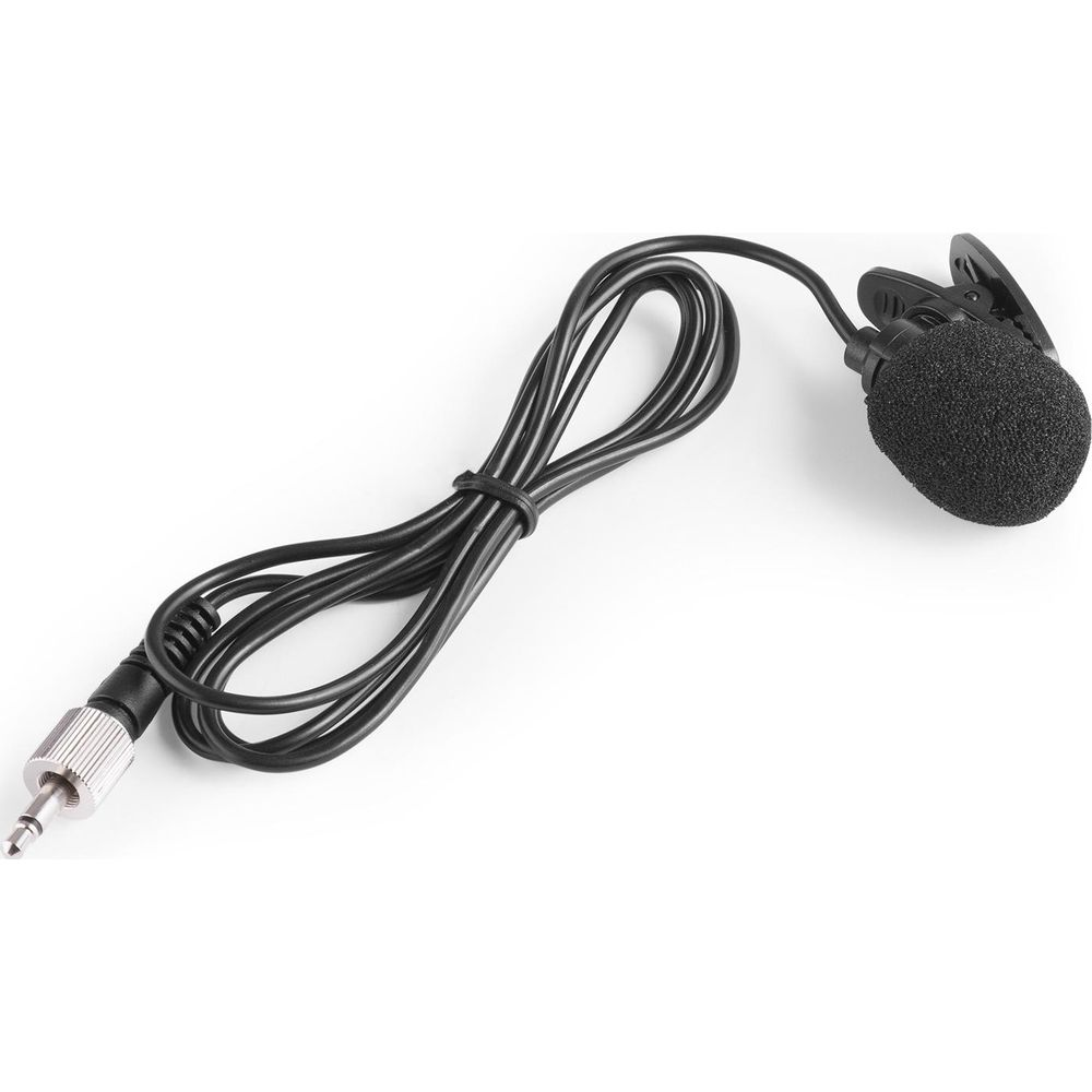 Un micrófono de solapa negro con cable y conector de 3,5 mm sobre fondo blanco.