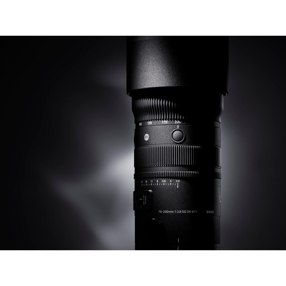 Schwarzes Sigma 70-200mm f/2,8 DG DN Objektiv mit Brennweitenmarkierungen auf dunklem Hintergrund.