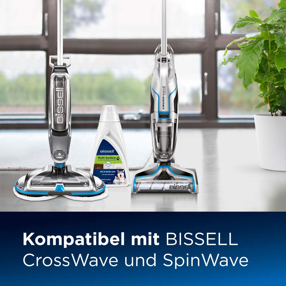 Zwei BISSELL Bodenreiniger und eine Flasche Reiniger stehen nebeneinander.