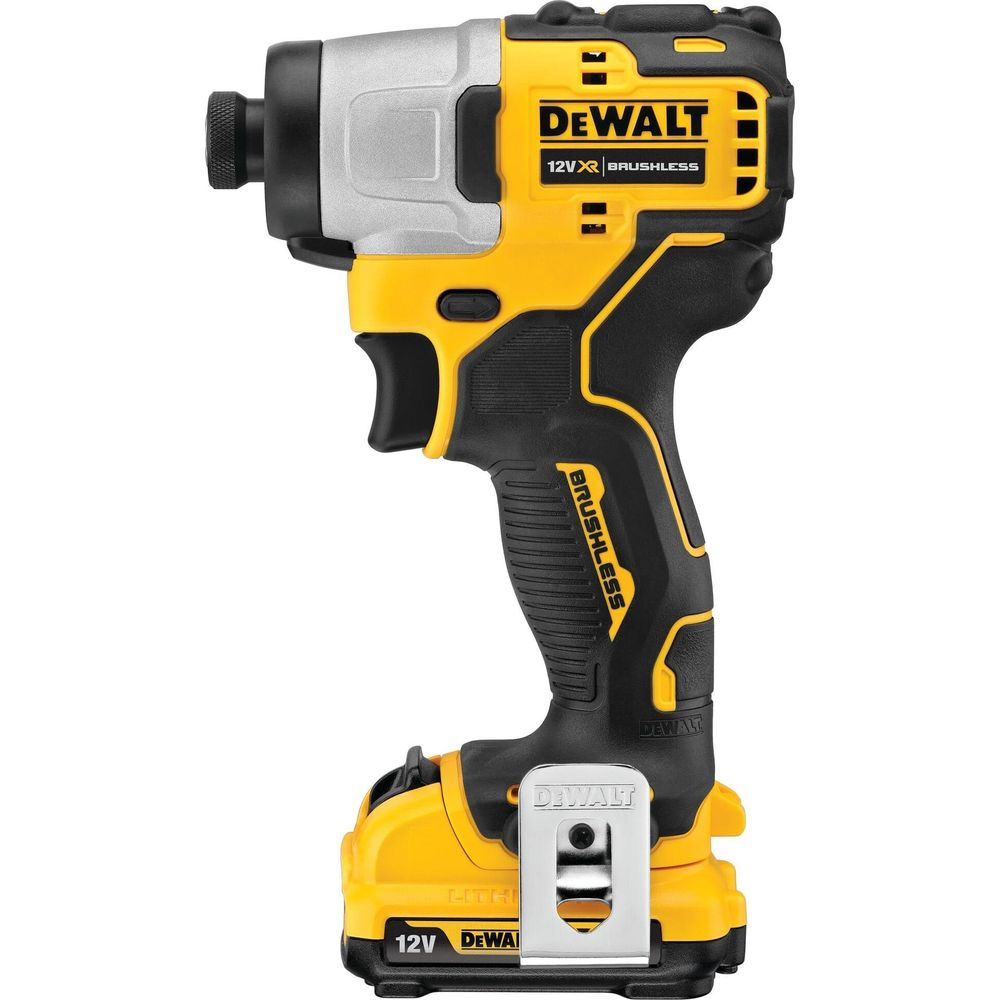 Un avvitatore a percussione a batteria DeWalt giallo e nero con accenti argentati.