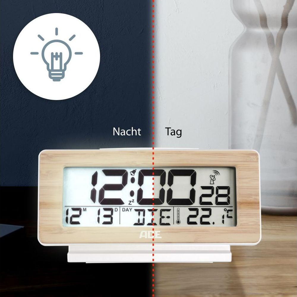 Digitaluhr mit Holzrahmen zeigt 12:00 und 28°C. Links Nacht, rechts Tag.