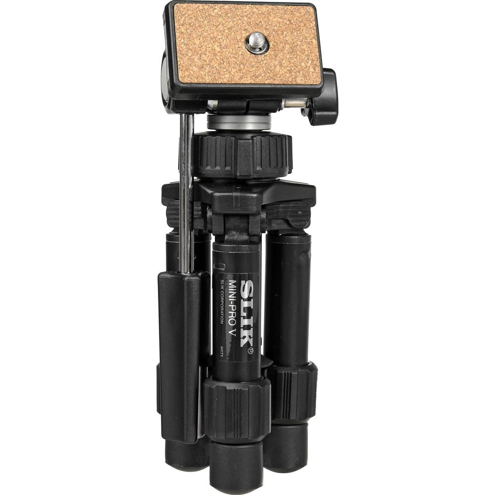 Un compatto treppiede per fotocamera SLIK Mini-Pro V nero con piastra in sughero.