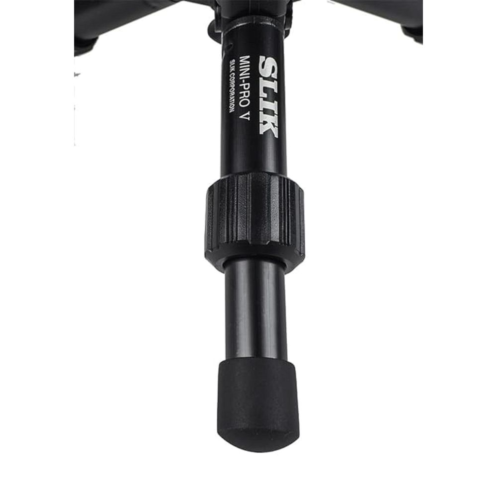 Una gamba nera del treppiede SLIK Mini-Pro V con piedino in gomma.