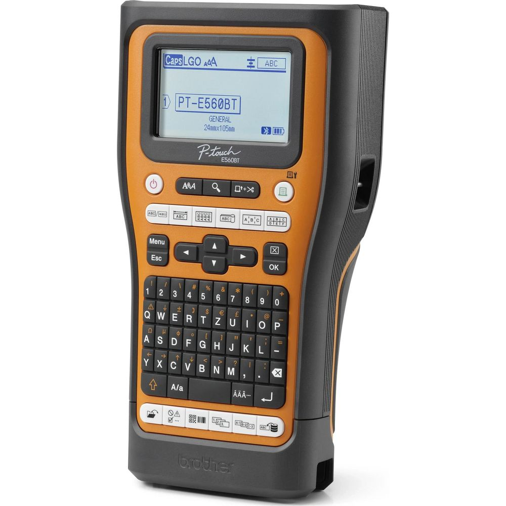 Pomarańczowa i czarna przenośna drukarka etykiet z klawiaturą QWERTZ i ekranem LCD.