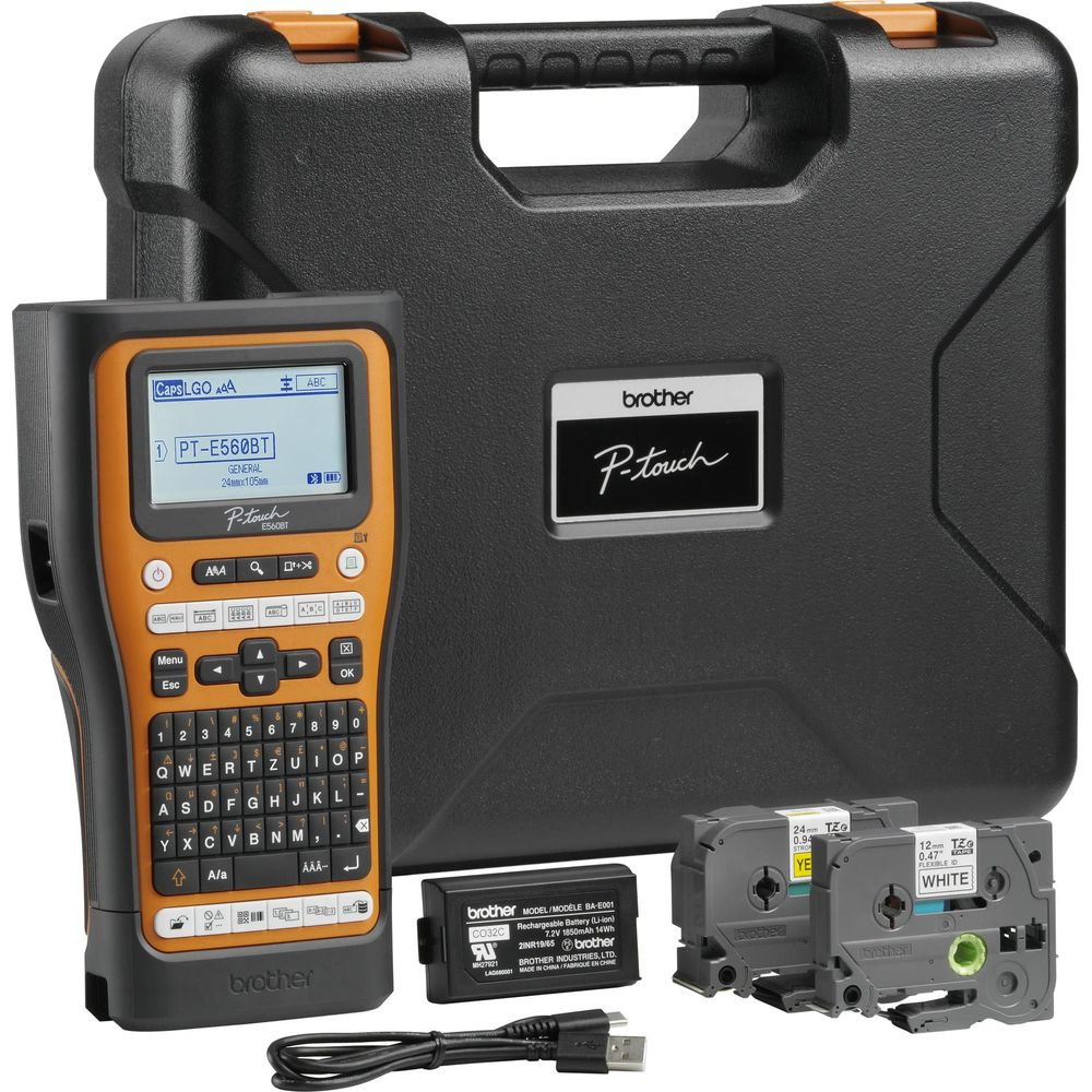 Drukarka etykiet z klawiaturą, baterią, kablem i dwiema kasetami z taśmą w walizce.