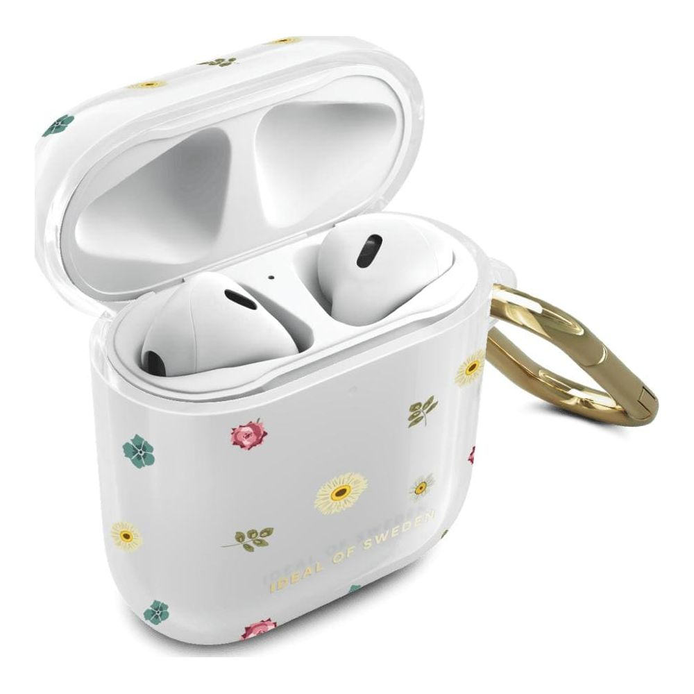 Weiße AirPods-Hülle mit Blumendruck, goldener Schlaufe und weißen AirPods.