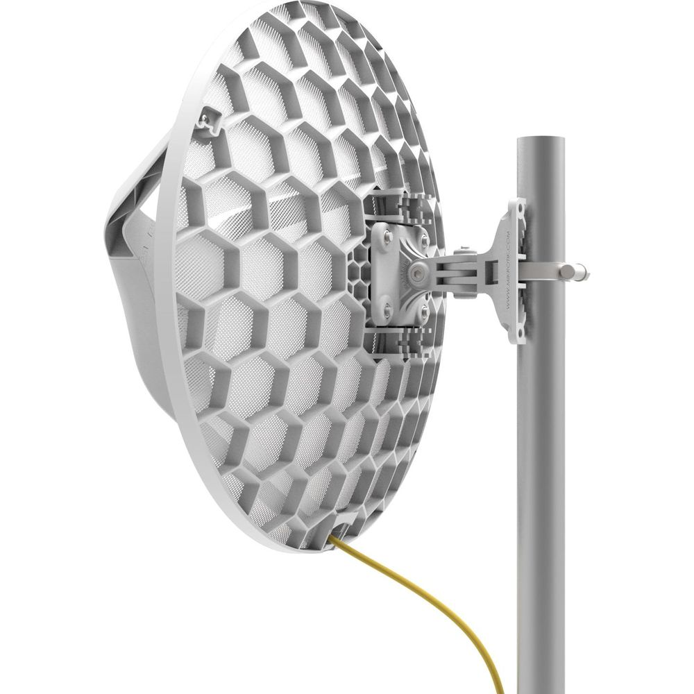 Biały reflektor antenowy z wzorem plastra miodu, zamontowany na słupie.