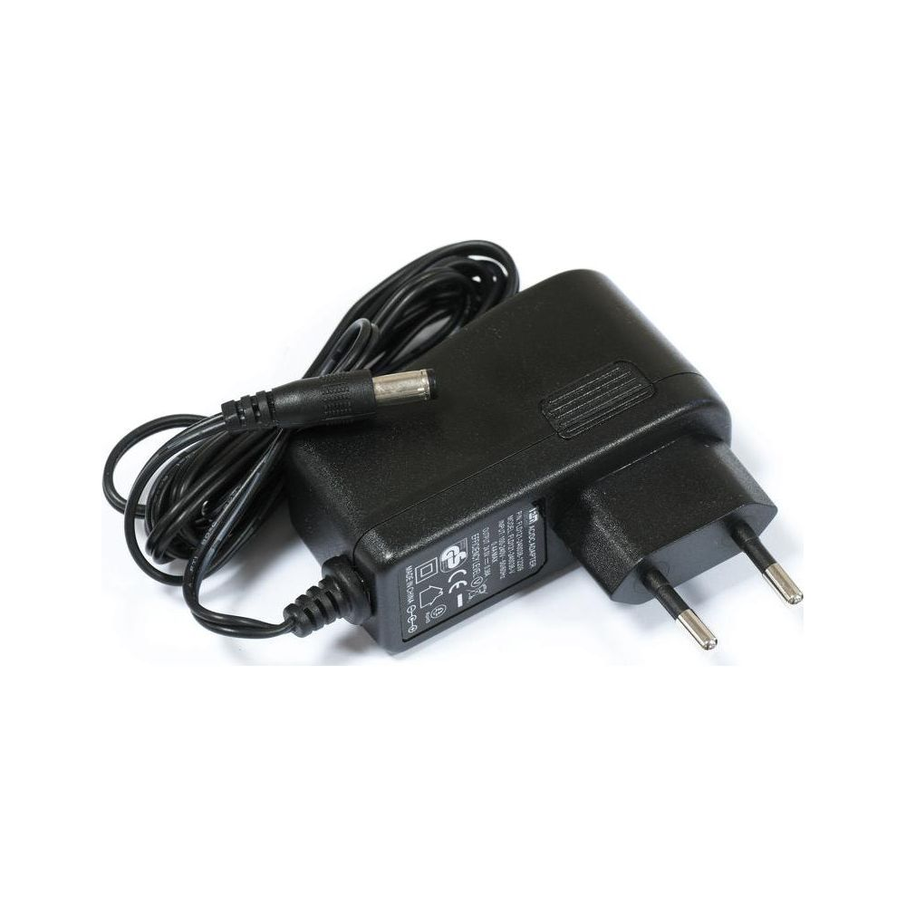 Czarny zasilacz z kablem i wtyczką, na białym tle.