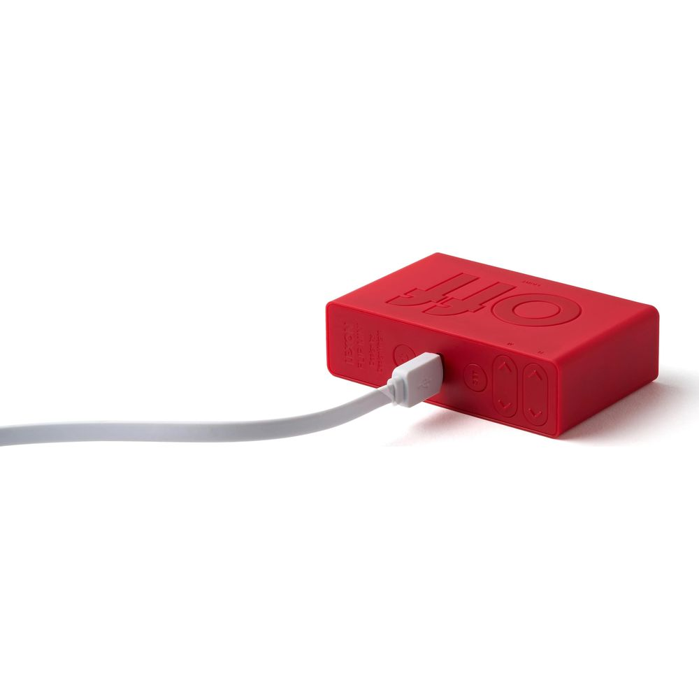 Rotes Gerät mit USB-Kabel, auf weißem Hintergrund.