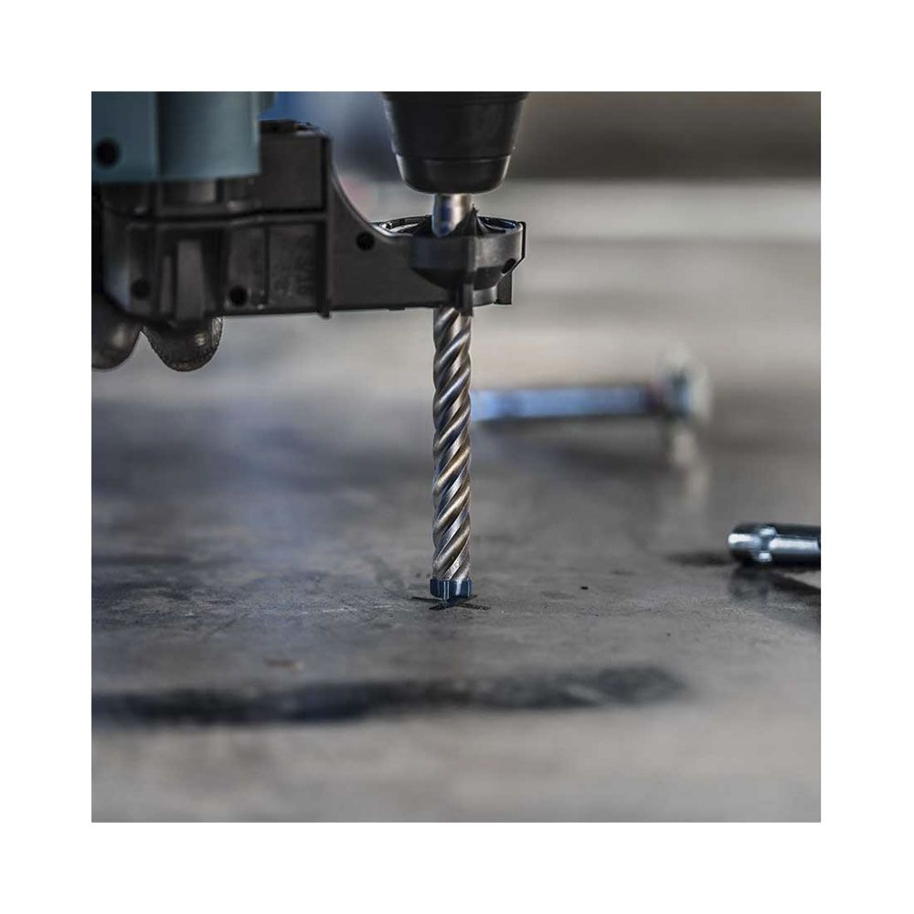 Wiertło wierci w metalowej powierzchni, narzędzie z przodu.