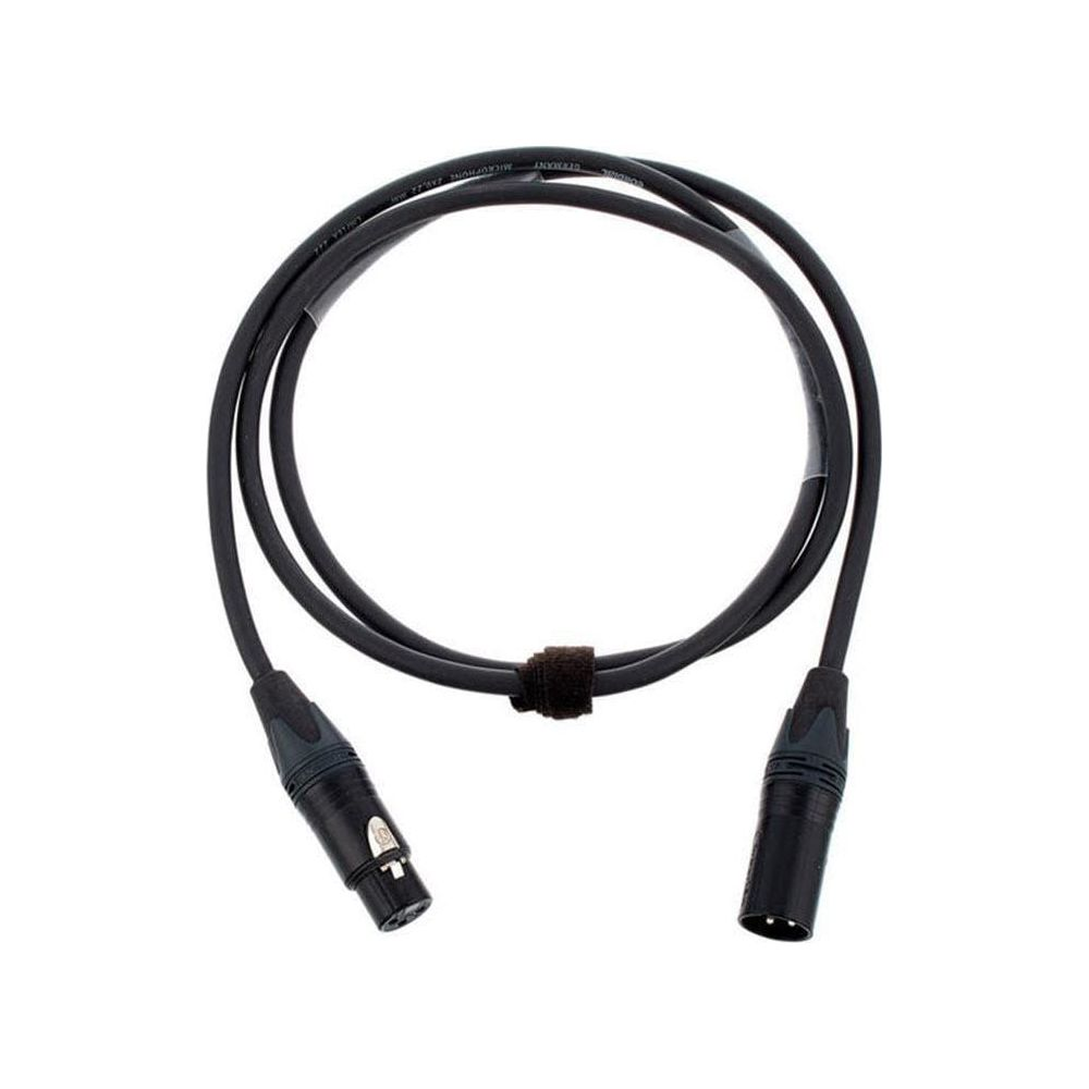 Cavo microfono XLR nero con due connettori, su sfondo bianco.