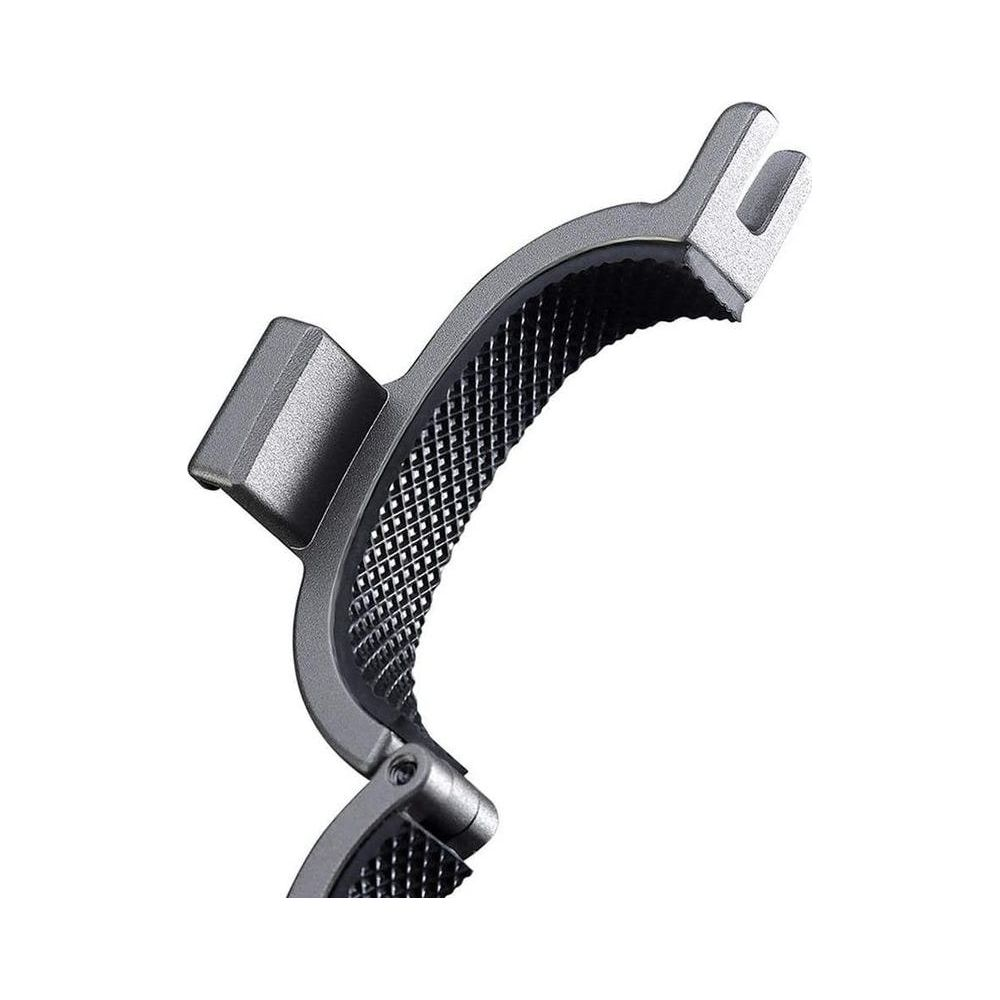 Szary metalowy przedmiot z teksturą siatki i mechanizmem zawiasowym.