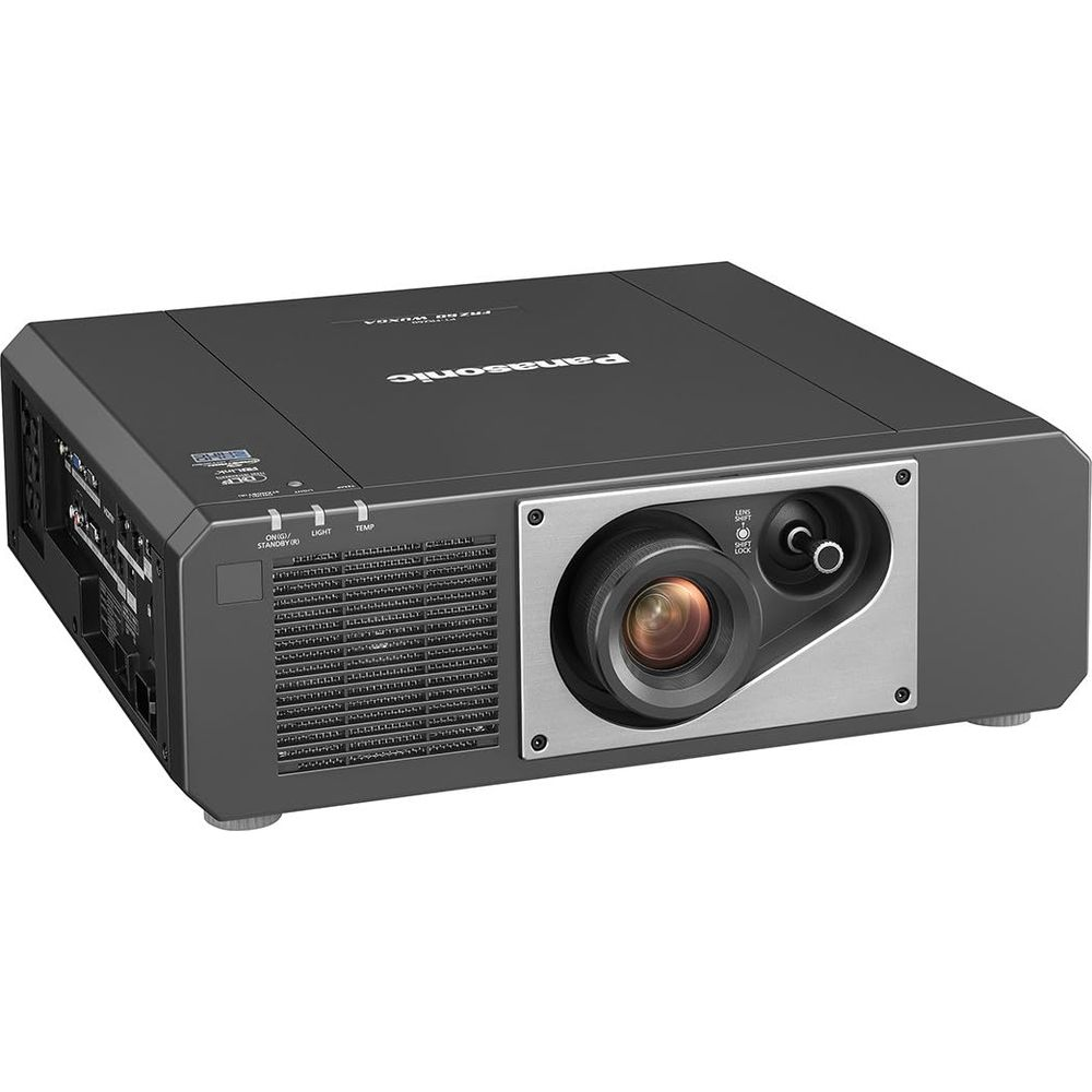 Ein dunkler Panasonic-Projektor mit Linse und Lüftungsschlitzen.
