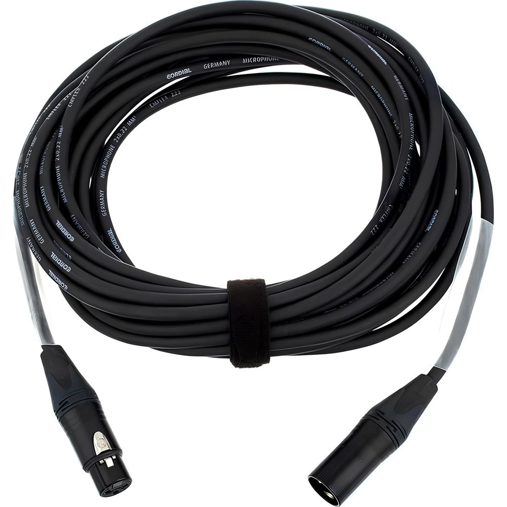 Un cavo microfonico nero con connettori XLR, arrotolato.