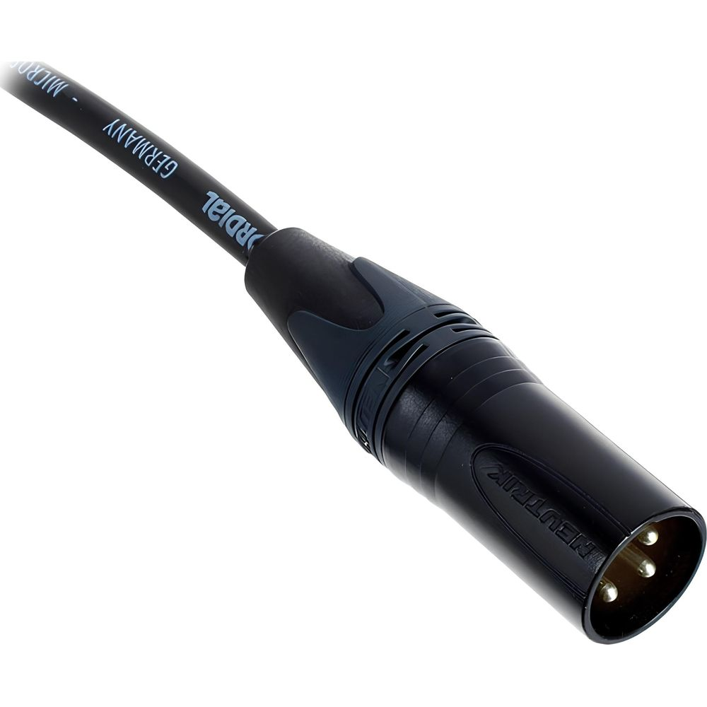 Un connettore XLR nero con etichetta 'Radial Germany Micro'.
