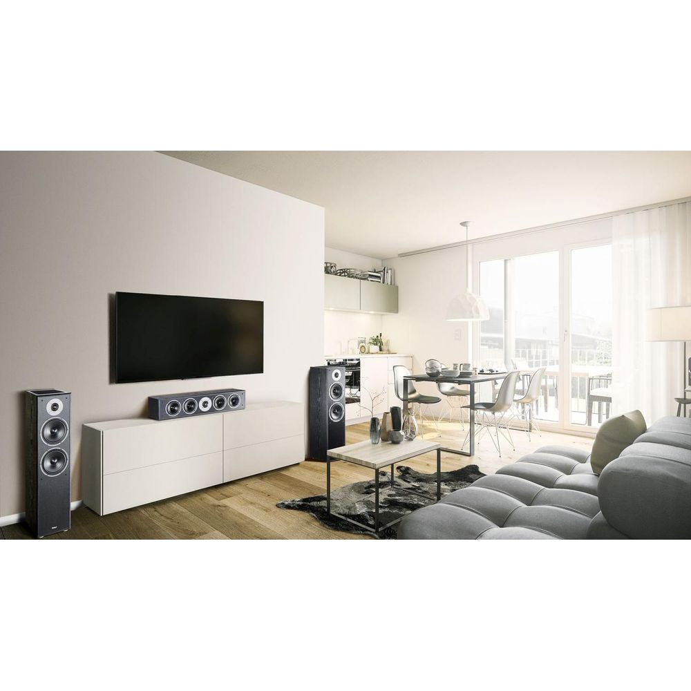 Moderne woonkamer met bank, tv, luidsprekers en eethoek.