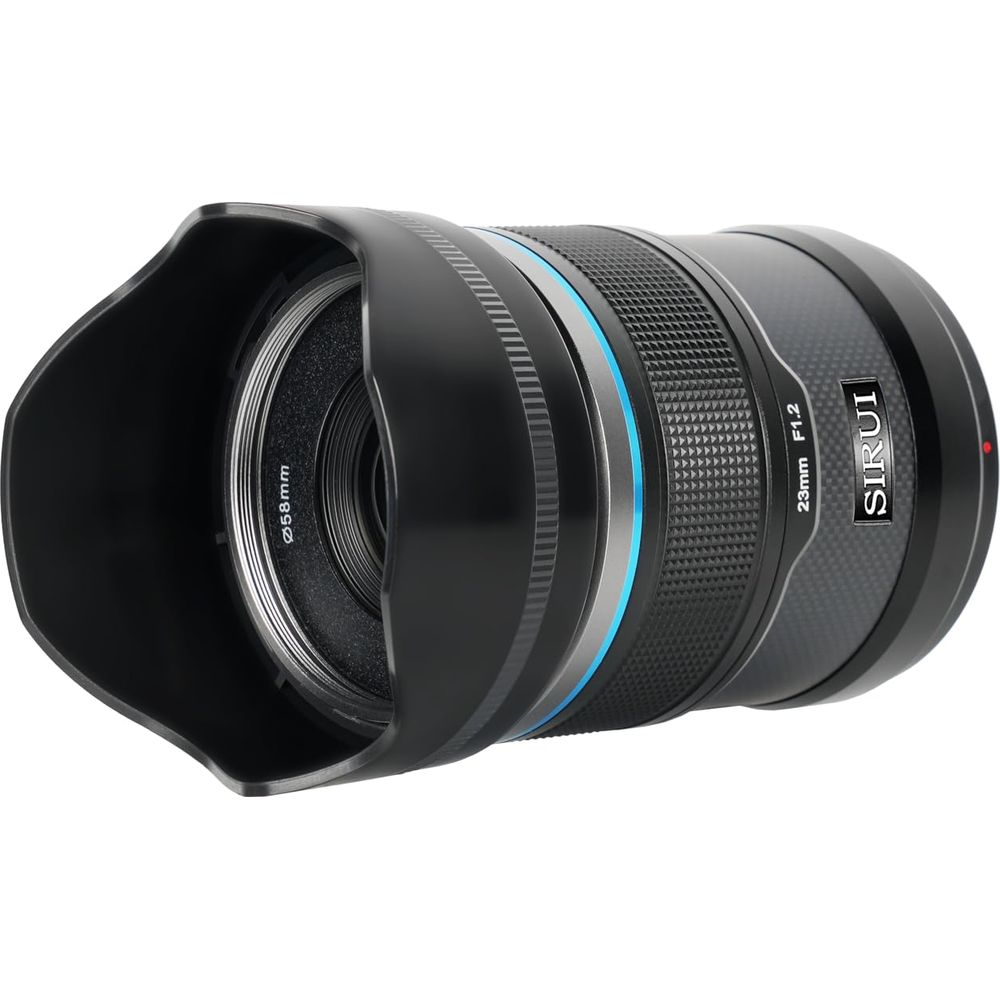 Czarny obiektyw SIRUI 23mm F1.2 z osłoną przeciwsłoneczną i niebieskimi akcentami.