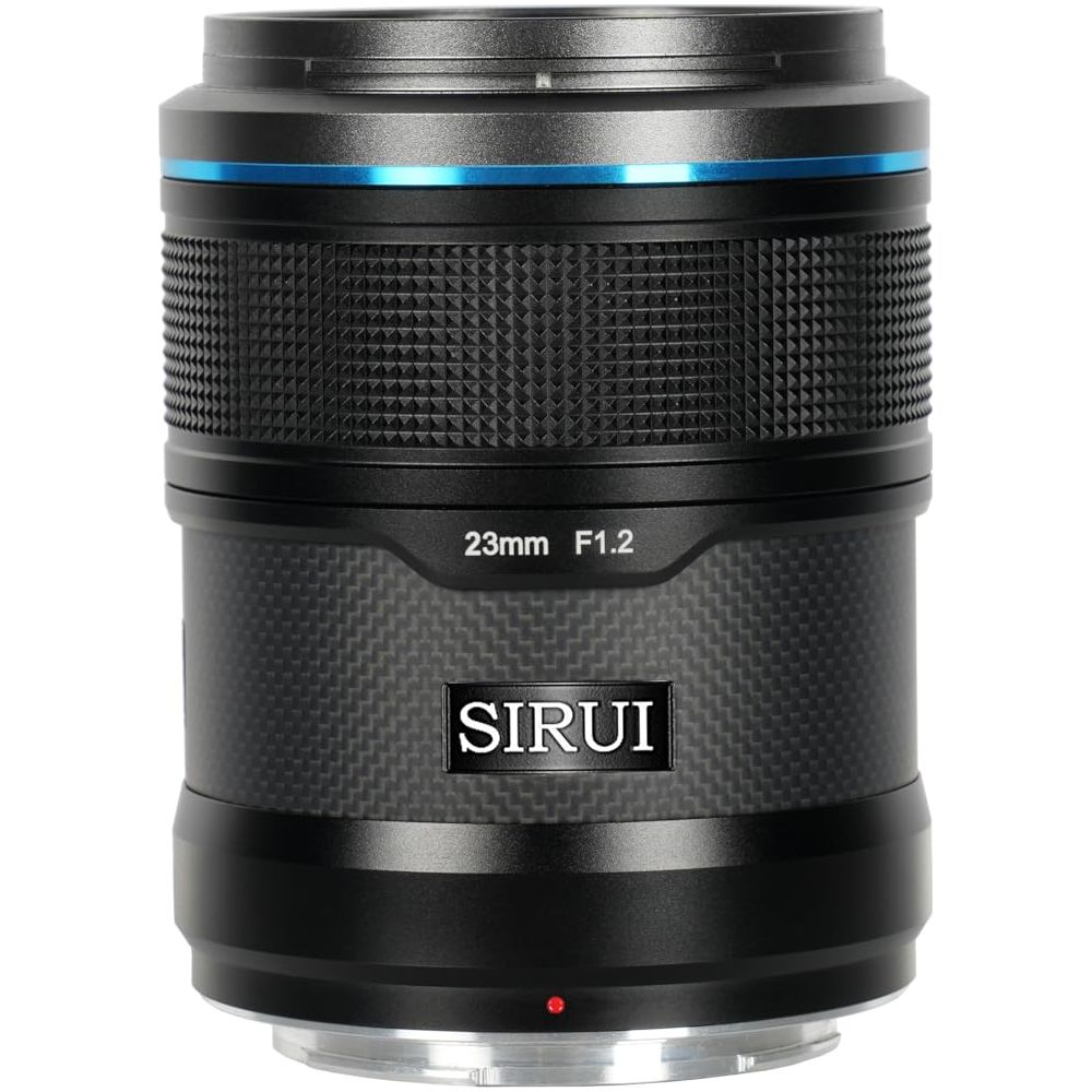 Czarny obiektyw SIRUI z niebieskimi akcentami i napisem "23mm F1.2".