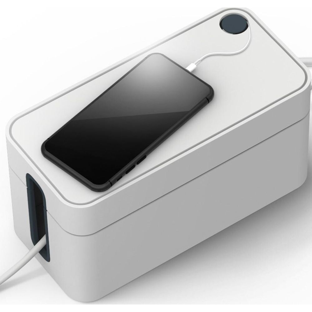 Ein Smartphone lädt an einem weißen Kabel, das in einer Kabelbox steckt.