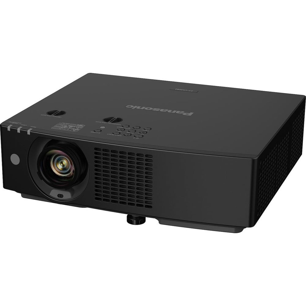 Ein schwarzer Panasonic Projektor mit Linse vorne und Tasten auf der Oberseite.
