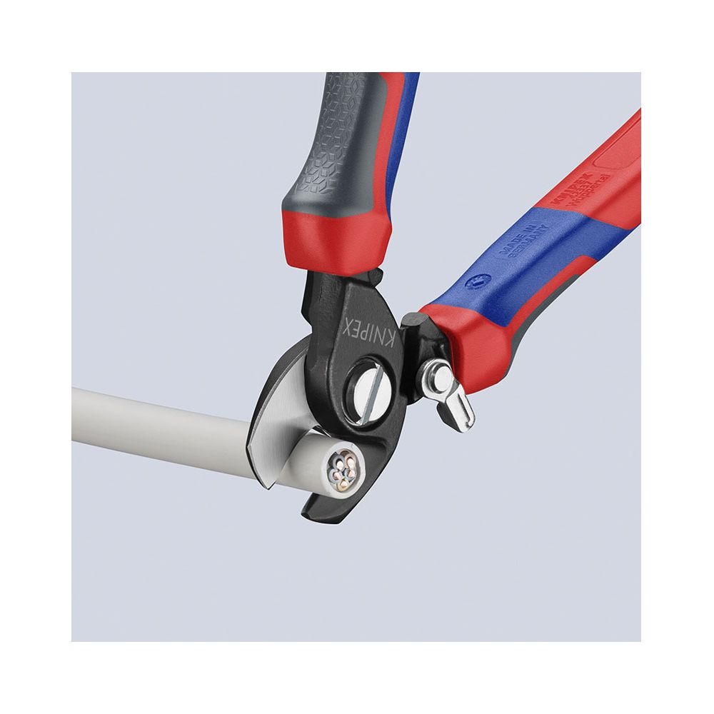 Knipex-Zange schneidet ein Kabel mit drei Kupferleitern. Rot-blaue Griffe.