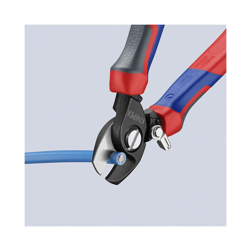 Knipex-Zange schneidet blauen Kabel mit Kupferdraht im Inneren.
