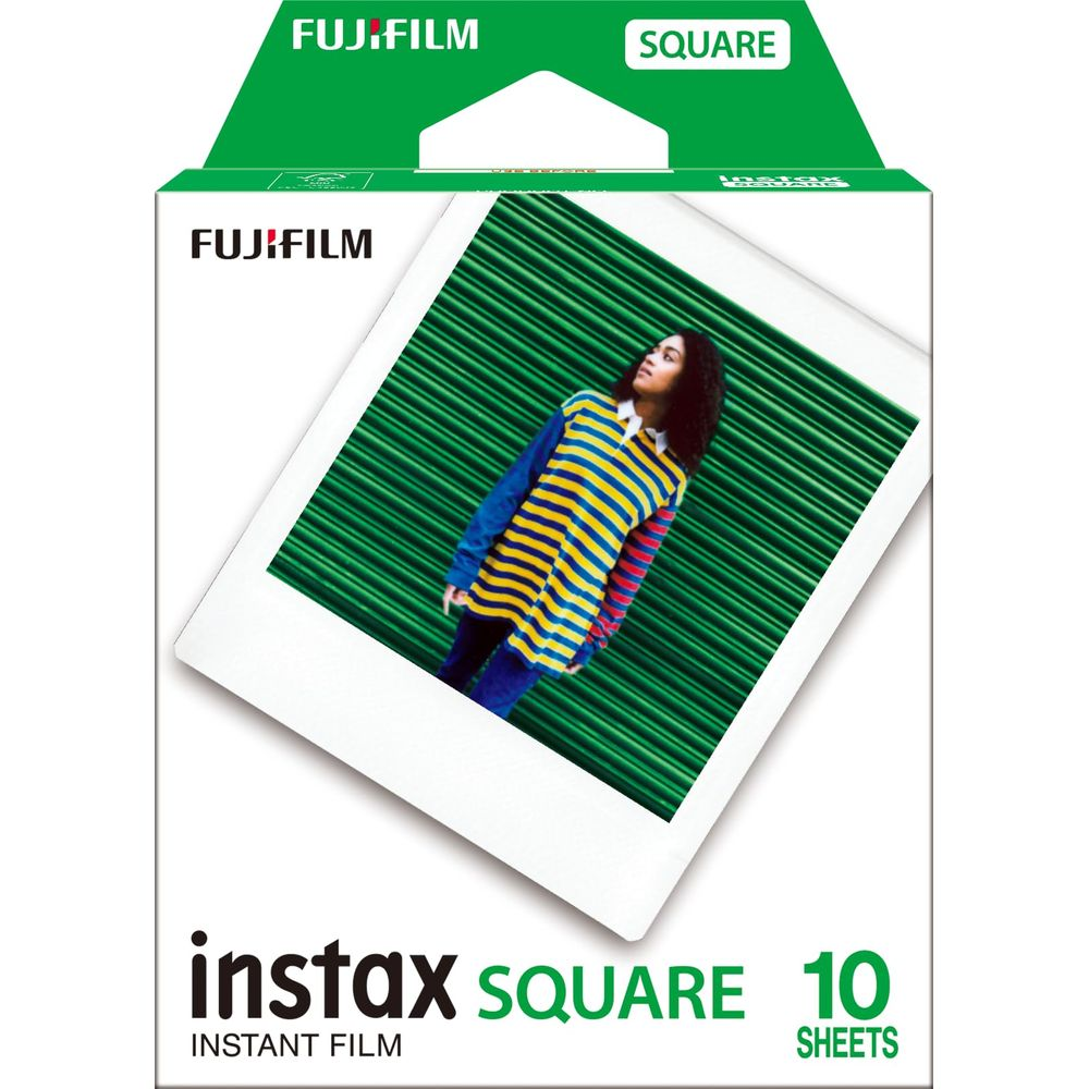 Fujifilm Instax Square instant film verpakking met vrouw tegen groene achtergrond.