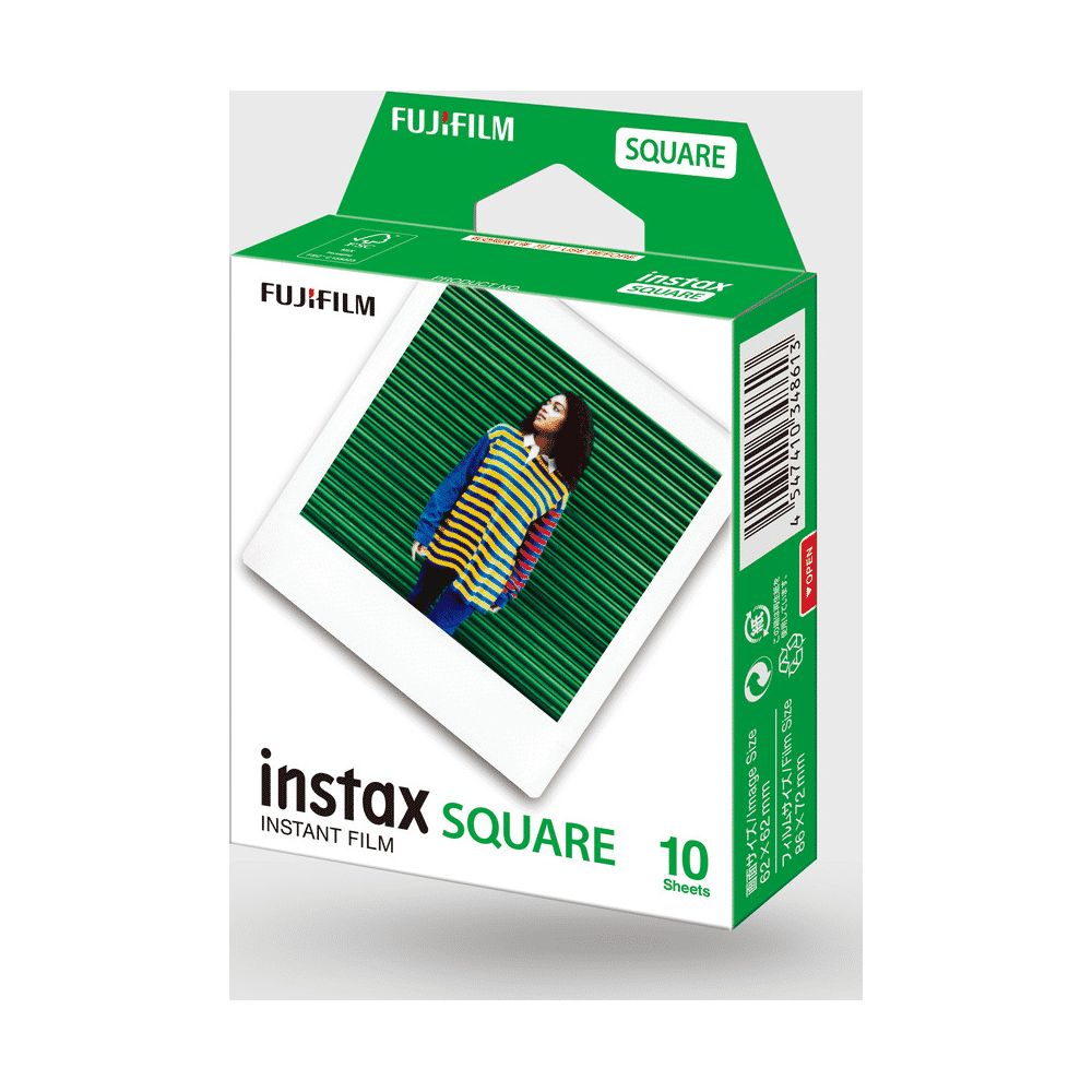 Fujifilm Instax Square filmverpakking met vrouw op groen gestreepte achtergrond.