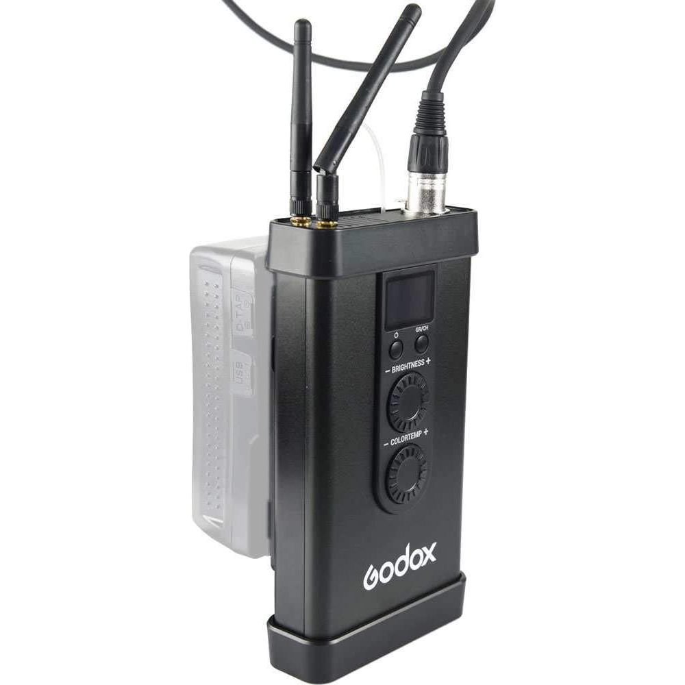 Un appareil Godox noir avec deux antennes et une batterie attachée sur le côté.