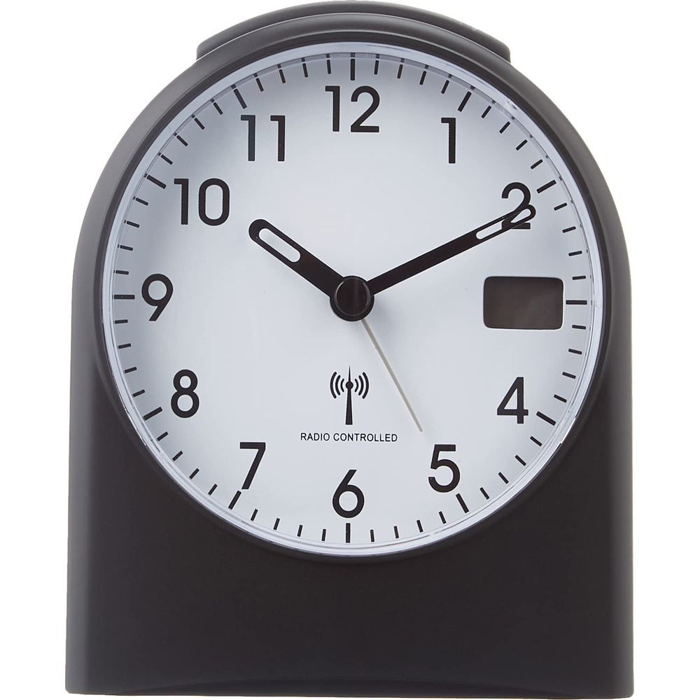 Czarny budzik z białym cyferblatem i czarnymi wskazówkami.