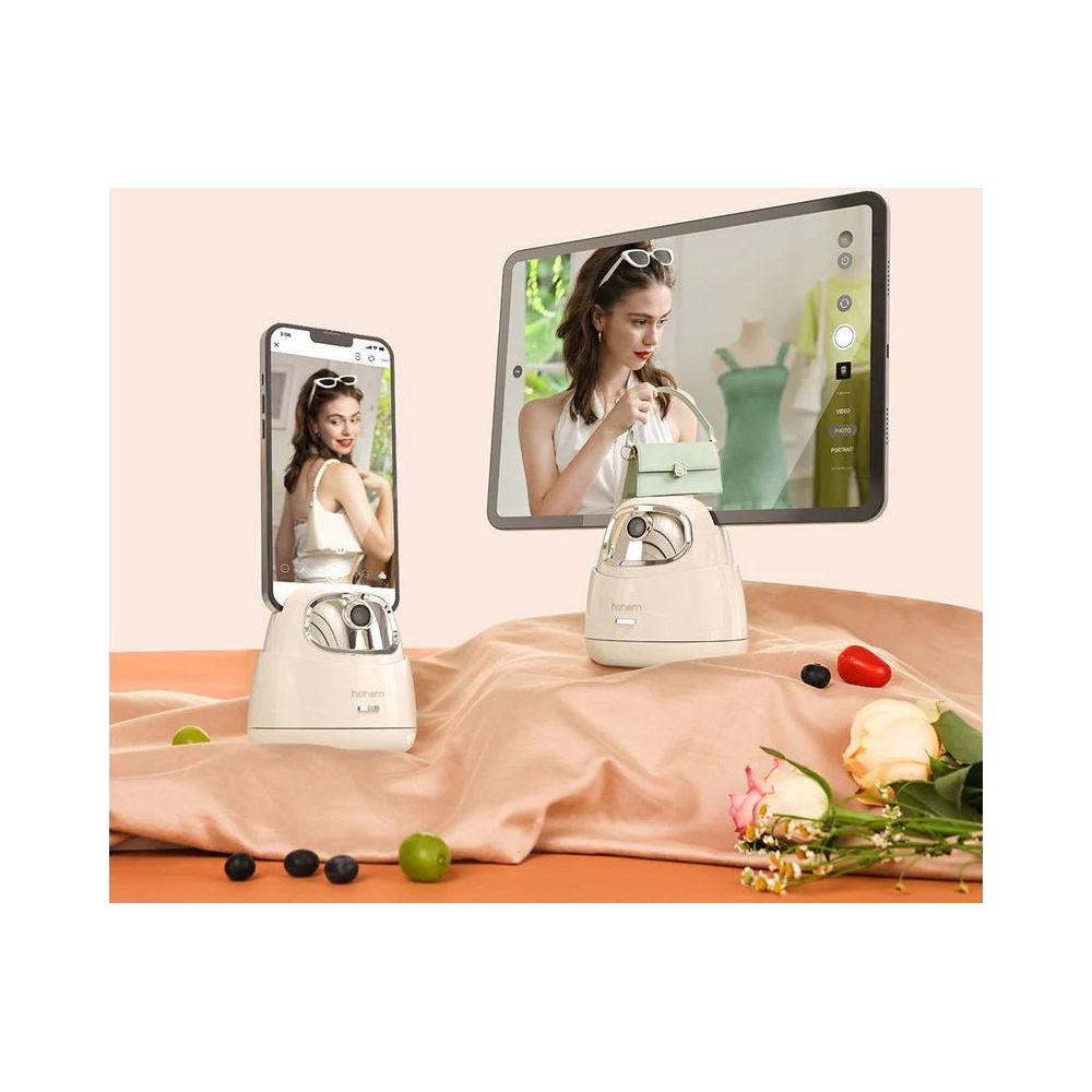 Ein Handy und ein Tablet zeigen Frauen, die auf drehenden Ständern stehen.