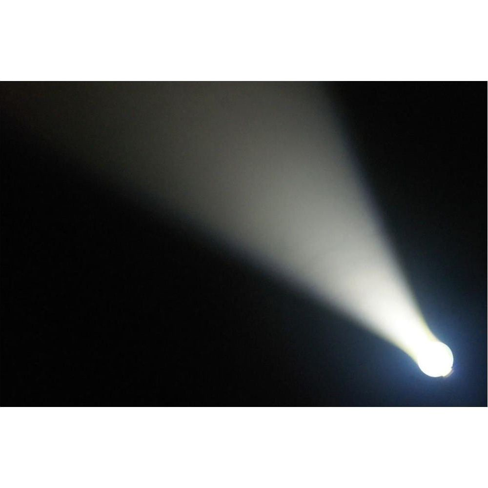 Un brillante haz de luz atraviesa la oscuridad de abajo a la derecha hacia arriba a la izquierda.