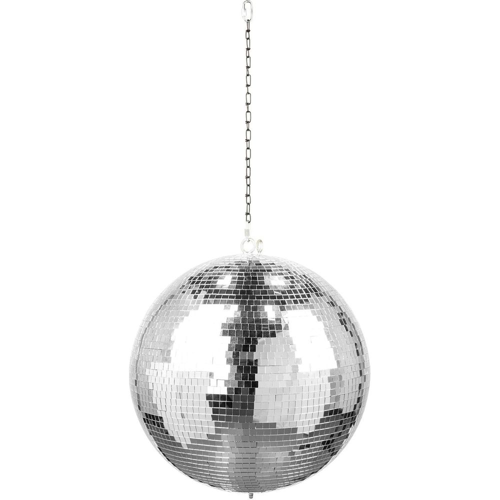 Una bola de discoteca plateada cuelga de una cadena sobre fondo blanco.