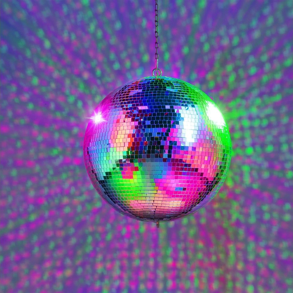 Una bola de discoteca con luces de colores colgando de una cadena.