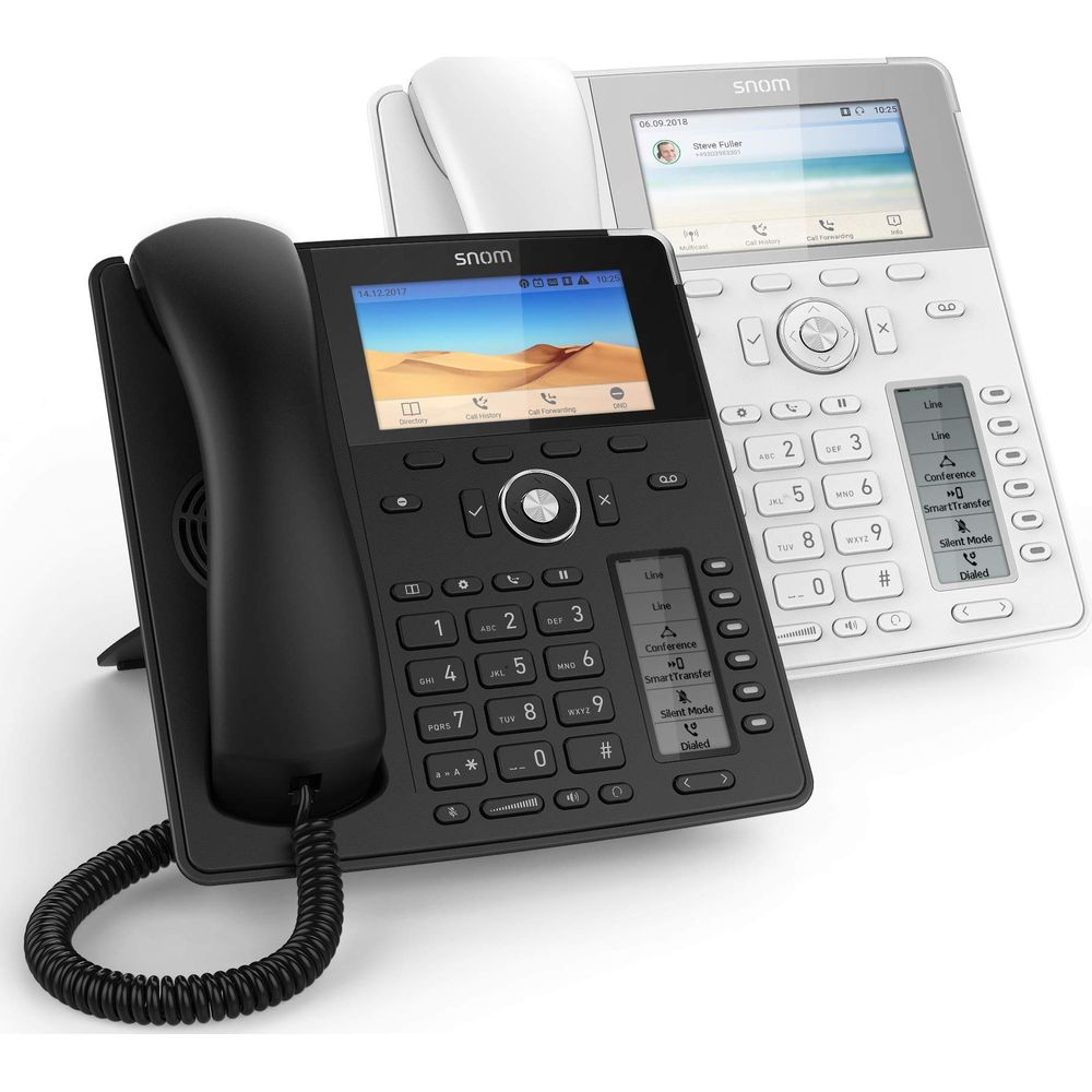 Dwa telefony biurkowe Snom, jeden czarny ze słuchawką, jeden biały. Oba mają ekrany.