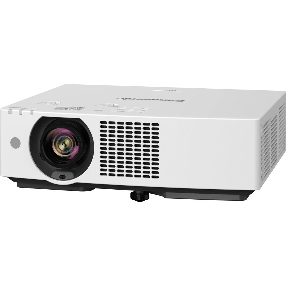 Ein weißer Panasonic-Projektor mit Linse und Lüftungsschlitzen.
